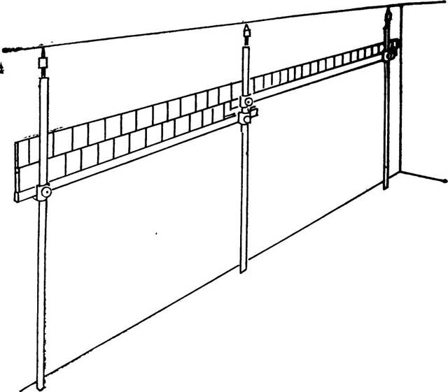 Стойки установлены для работы в две захватки и закреплены в распор (пол — потолок)